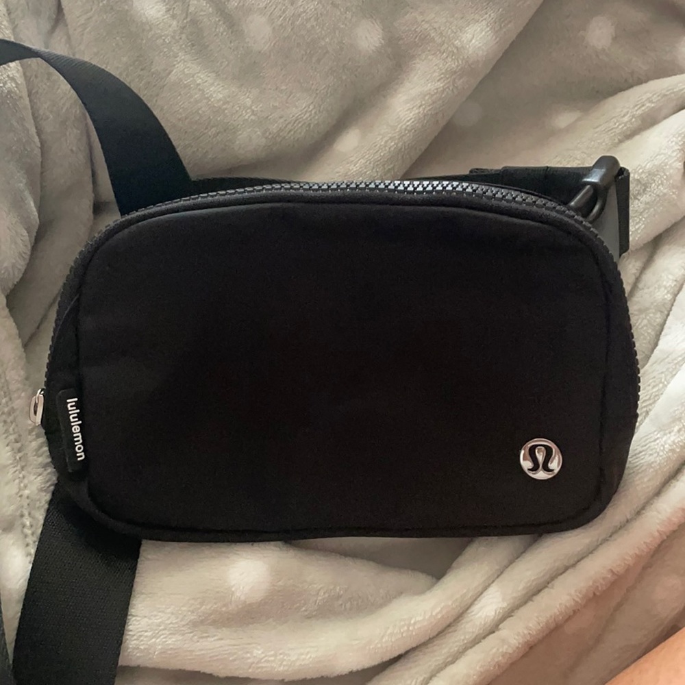 NWT Lululemon everywhere belt bag black